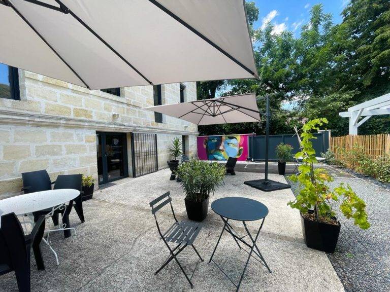 Grande terrasse détente privatisable du coworking La chartreuse 292 à Bordeaux Bègles