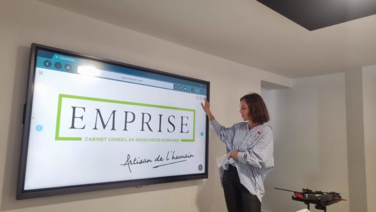 La Créative Room, salle de réunion du coworking de la chartreuse à Bordeaux Bègles équipée d'un écran géant interactif.