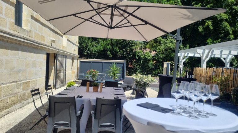Repas d'affaire sur la terrasse du coworking de la Chartreuse à Bordeaux Bègles, privatisée pour l'occasion