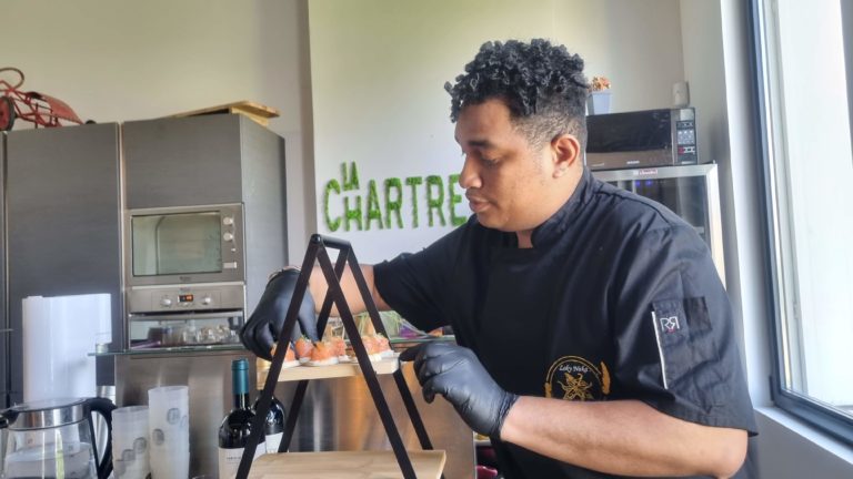 Traiteur présentant ses entrées dans la cuisine équipe du coworking La Chartreuse à Bordeaux Bègles