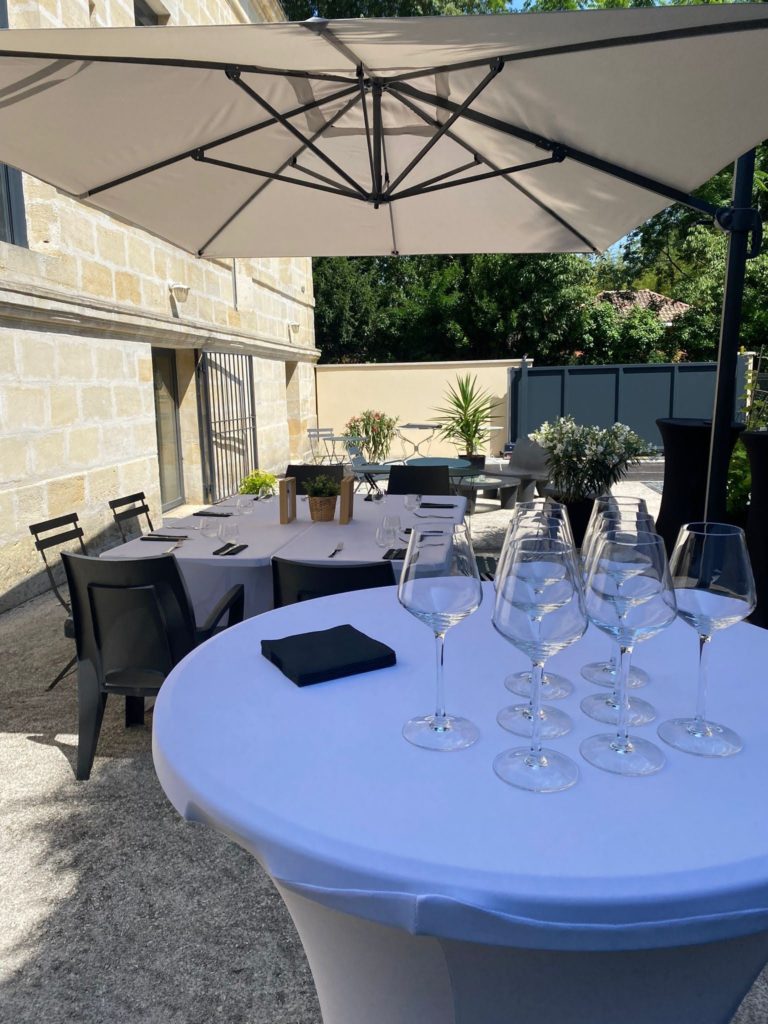 Repas d'affaire sur la terrasse du coworking de la Chartreuse à Bordeaux Bègles, privatisée pour l'occasion